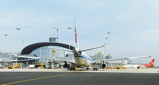 成都機(jī)場(chǎng)將改擴(kuò)建 新增50個(gè)停機(jī)位3個(gè)登機(jī)口391479_ 成都機(jī)場(chǎng)將改擴(kuò)建 新增50個(gè)停機(jī)位3個(gè)登機(jī)口