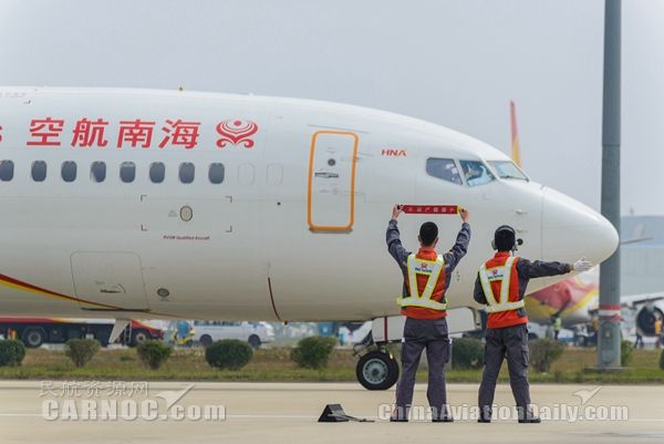 海航技術(shù)為客戶(hù)機(jī)隊(duì)提供保障服務(wù)。海航供圖 海航技術(shù)為客戶(hù)機(jī)隊(duì)提供保障服務(wù)。海航供圖
